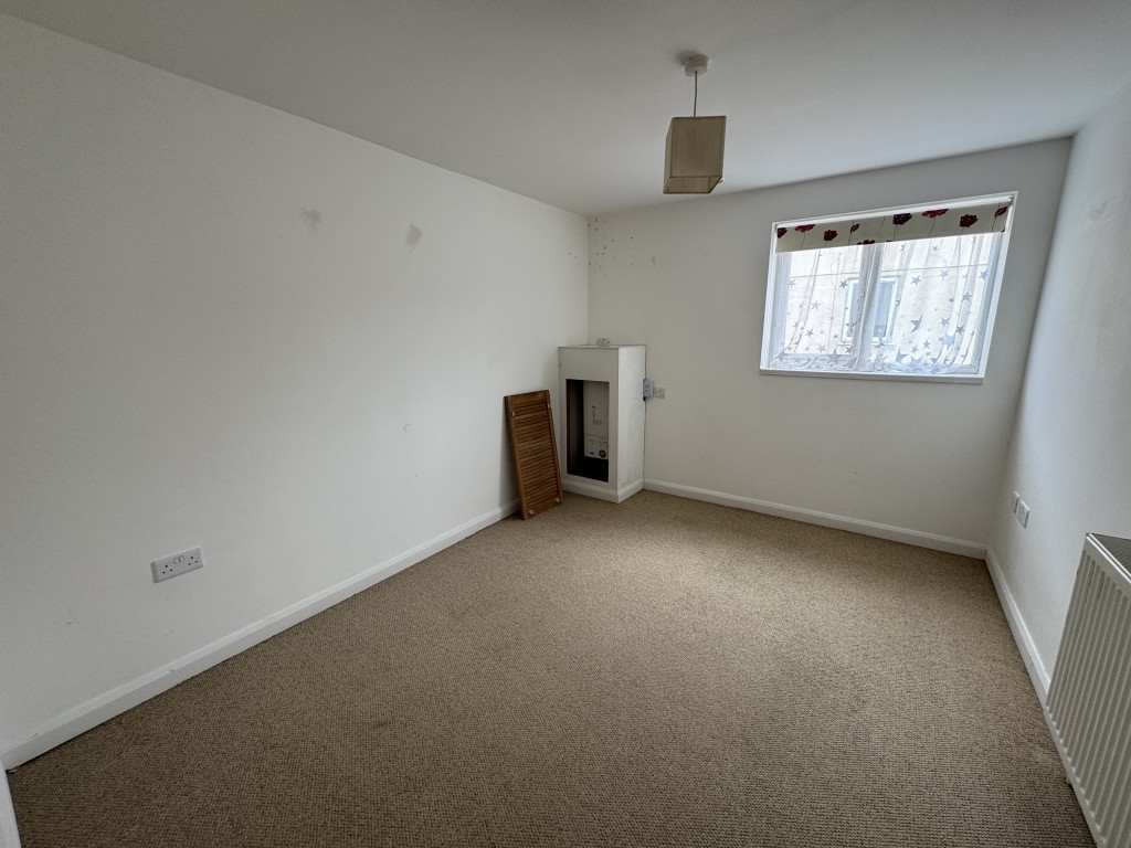 Lot: 58 - TWO-BEDROOM SECOND FLOOR FLAT FOR IMPROVEMENT - Bedroom two